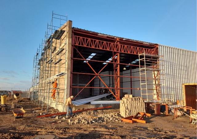 Nave industrial en construcción con estructura metálica